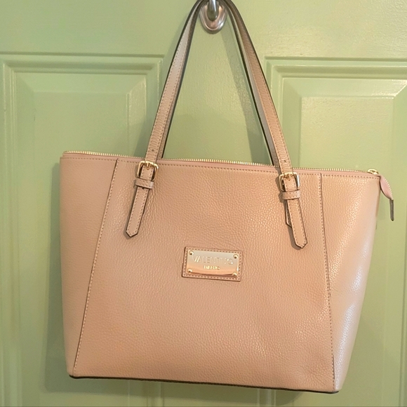 Valentino - Picture 1 of 7